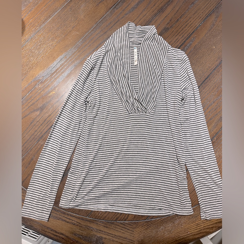 Lea Nicole Long Sleeve Gray Cowl Neck Shirt in Small